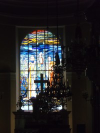 vitraž za oltárom