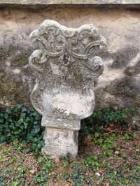 detail starého náhrobného kameňa