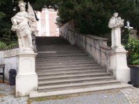 sochy svätých u schodišťa