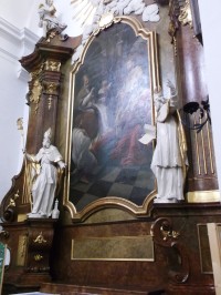 jeden z oltárov kostola