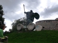socha pri vstupe do hradu