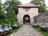brána s hradbami a zvonmi