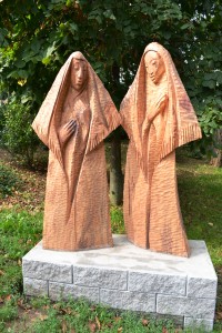 drevené sochy pred cintorínom