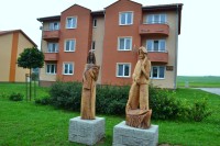 drevené sochy pred bytovkami