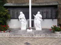 sochy pred pamätníkom obetiam vojen
