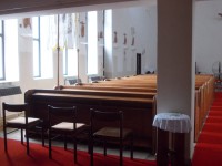 lavice v kostole