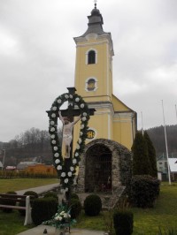 kríž, jaskyňa a kostol