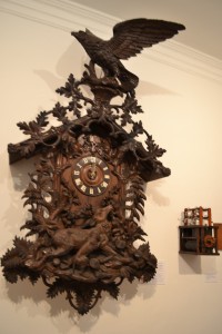 drevené hodiny s dravcom