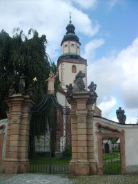 brána a kostol