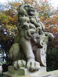 kamenný lev s erbom
