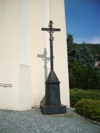 misijný kríž u vchodu do kostola