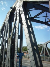 nitovaná oceľová konštrukcia mostu