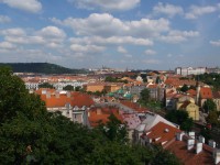 v pozadí Pražský hrad