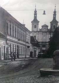 pohľad na ulicu ku kostolu v minulosti