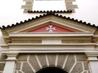 znak maltézskych rytierov nad vchodom do kostola