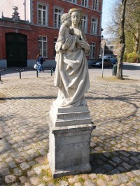 socha pred kostolom