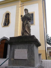 socha pred kostolom