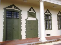 zdobené dvere a okná kúrie