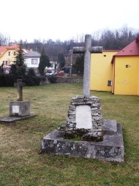 pomníky pred kostolom