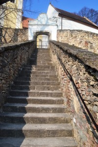 kamenné schody ku kostolu
