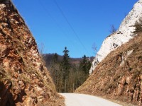 cesta medzi skalami