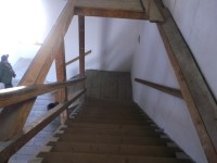 drevené schody do veže