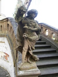 socha u schodišťa