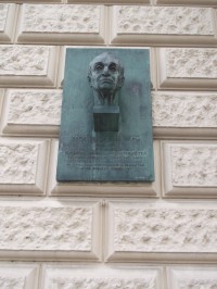 busta profesora Ferdinanda Vacha na budove gymnázia