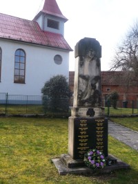 pomník u kaplnky