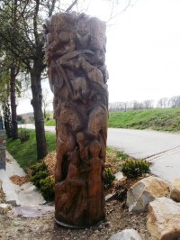 zdobený drevený kmeň