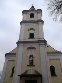 veža kostola so soškou sv. Mikuláša