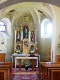 hlavný oltár v kostole