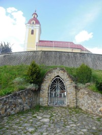 pohľad na kostol a Lurdskú jaskyňu