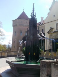 fontánka pri vstupe do zámku