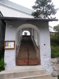 zastrešené schodisko ku kostolu