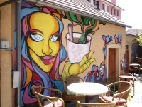 grafiti na terase v cafe