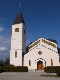 kostol v obci Potvorice