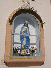soška Panny Márie v nike zvonice