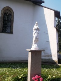 socha v záhrade pri kostole