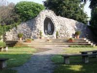 Lurdská jaskyňa Panny Márie oproti kostolu
