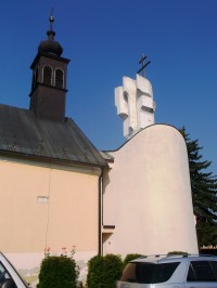 stará a nová časť kostola