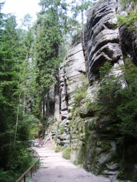 chodník v skalách