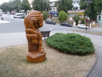jedna z drevených sôch