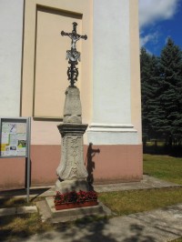 kamenný barokový kríž z roku 1784 pred kostolom
