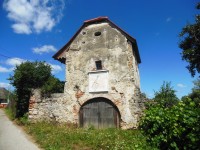 zvonica a brána na starý cintorín