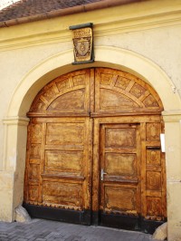 zdobené dvere na budove fary
