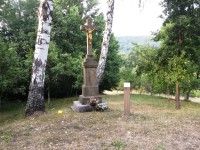 kríž na kľudnom mieste lemovanom brezami pri ceste z Vlachovy Lhoty do Valašských Klobouk
