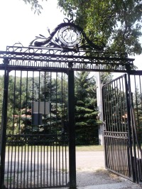 kovaná brána do parku u kaštieľa - pekná kováčska práca