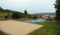 pieskové volejbalové ihrisko a bazén