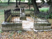 hrob rodiny Ostrolúckovcov neďaleko kostola